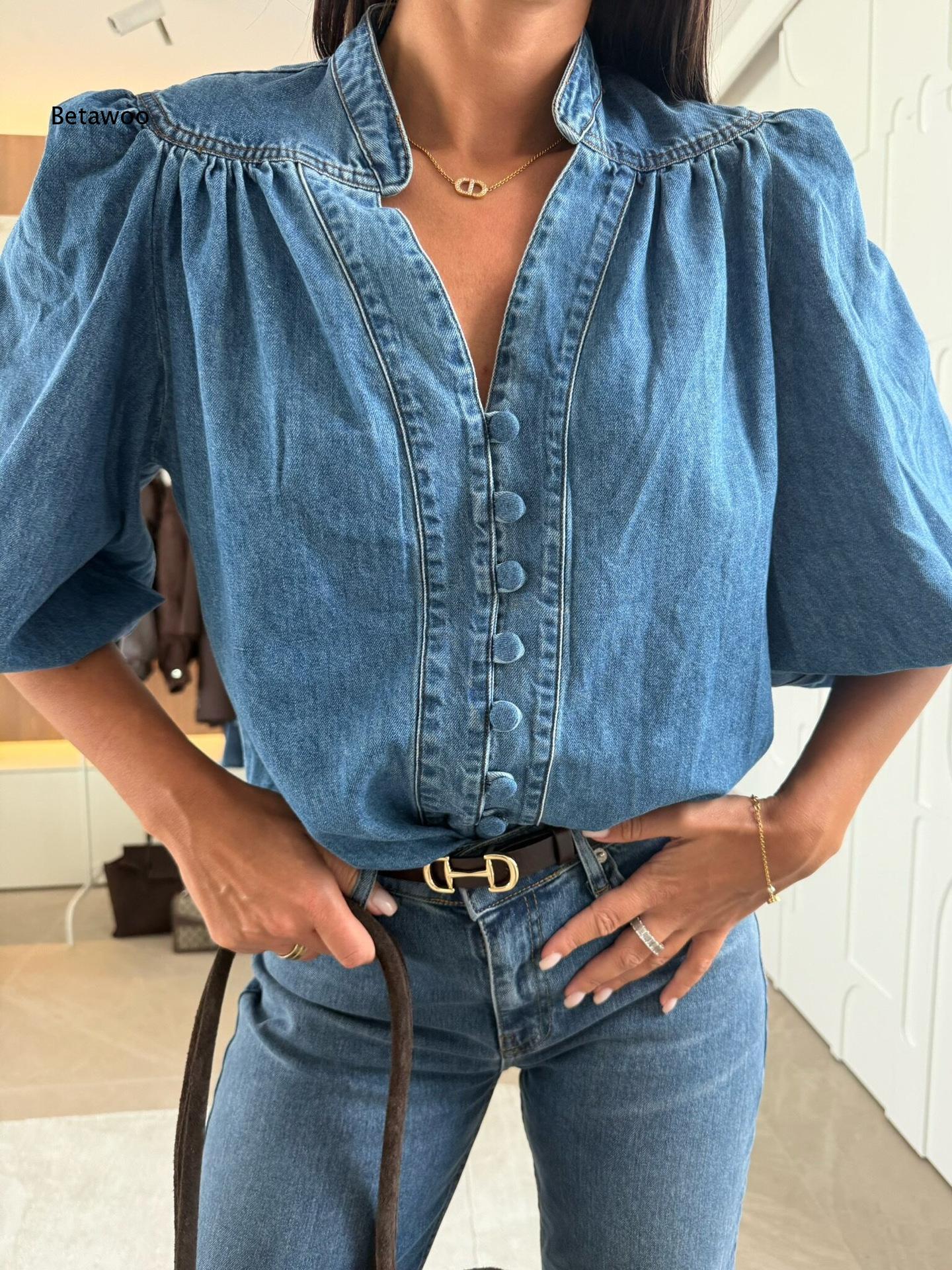 Puff Sleeve Blouse - 女性用スタンドカラーVネックデニムブラウス、パフバルーン3/4袖、シングルブレスト、コントラストステッチ、カジュアルシャツ