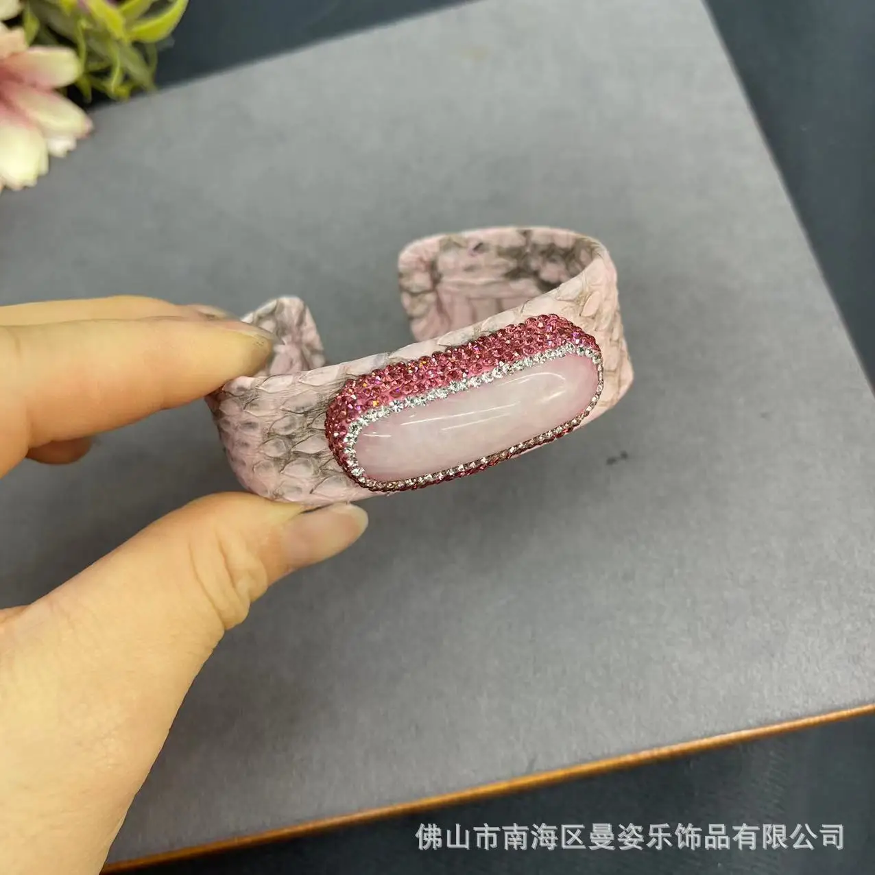 天然石がちりばめられた厚い革のスネークスキンブレスレット,ヴ - Women'S Fashion E Commerce のレビューと価格