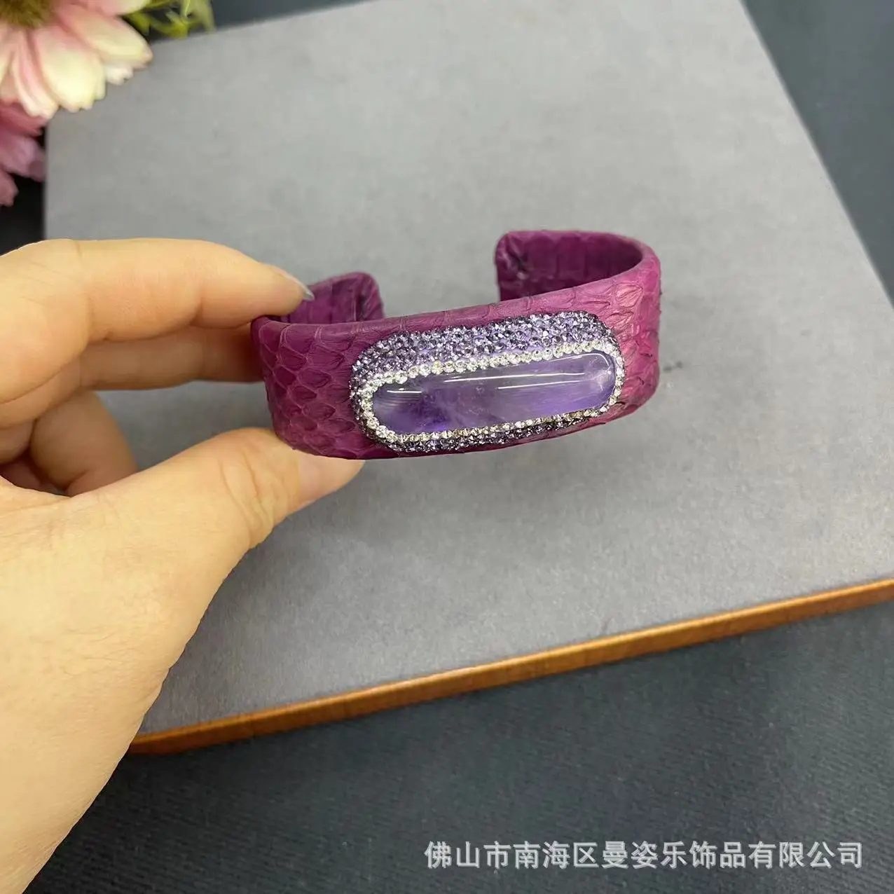 天然石がちりばめられた厚い革のスネークスキンブレスレット,ヴ - Women'S Fashion E Commerce のレビューと価格