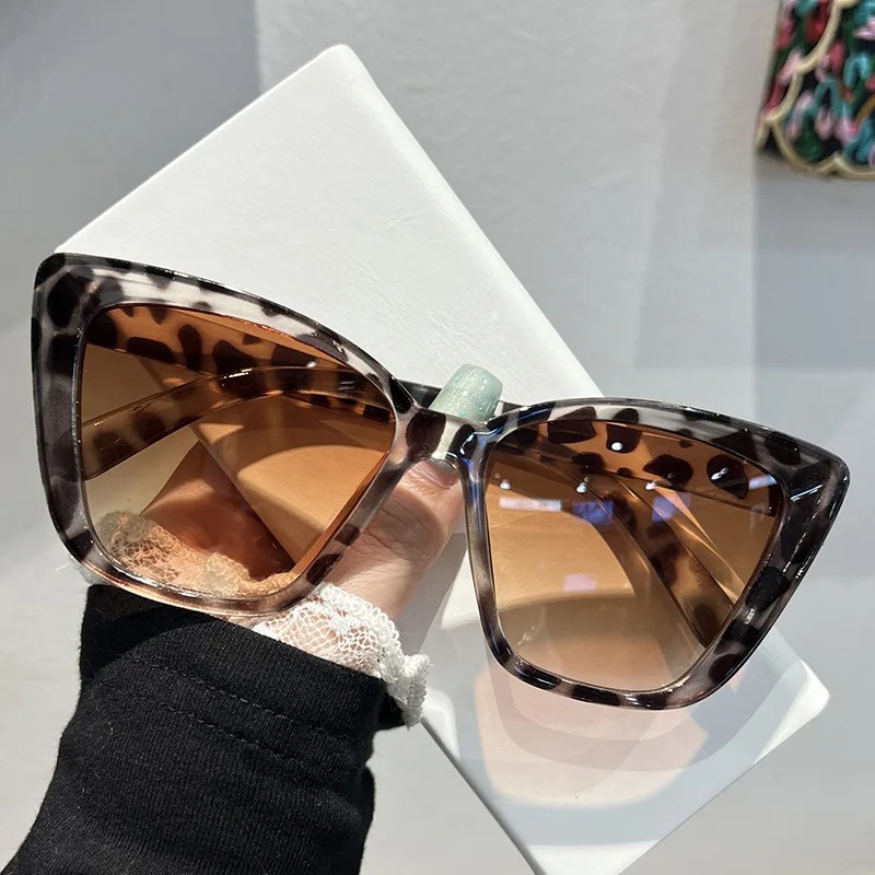 トレンディなキャットアイサングラス女性用レトロスクエアサング - Women'S Fashion Eyewear のレビューと価格