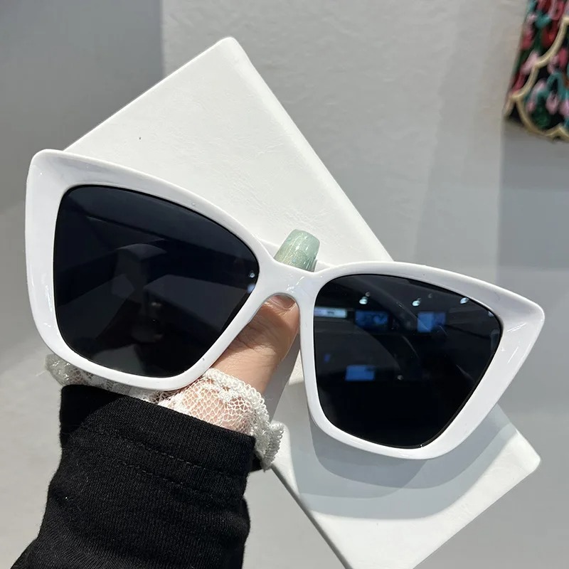 トレンディなキャットアイサングラス女性用レトロスクエアサング - Women'S Fashion Eyewear のレビューと価格